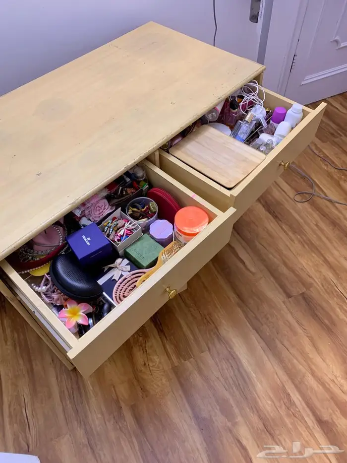 دولاب تسريحه ومدخل كبير للبيع خشب أصلي مقاس 110 56 3