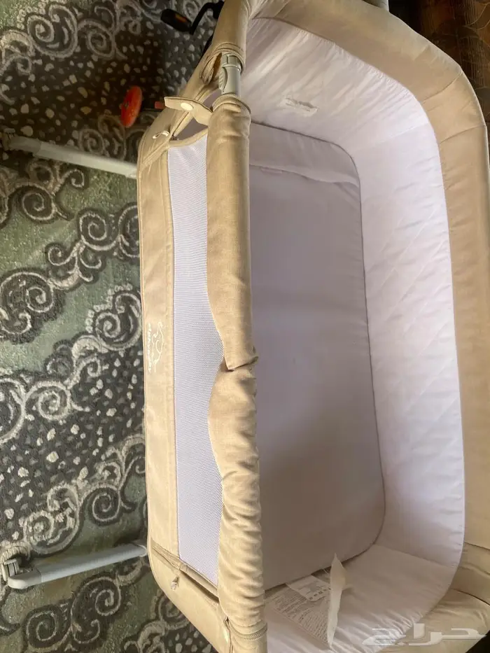 سرير اطفال نظيف بحالة ممتازة معه غطاءة 3