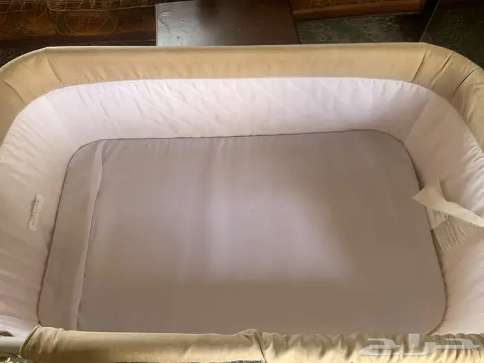 سرير اطفال نظيف بحالة ممتازة معه غطاءة 0