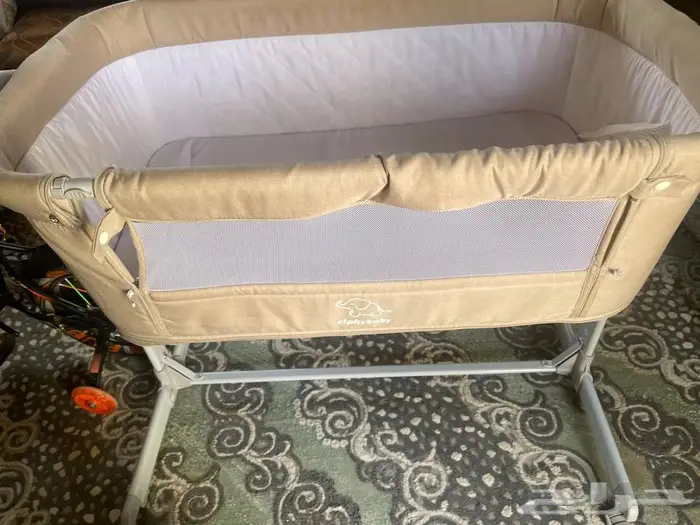 سرير اطفال نظيف بحالة ممتازة معه غطاءة 1