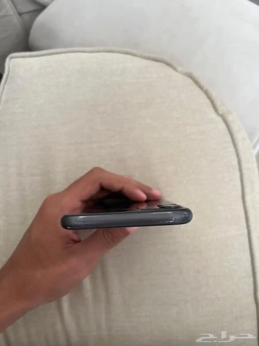 ايفوان 11 ما انفك و كرتونه معها 6