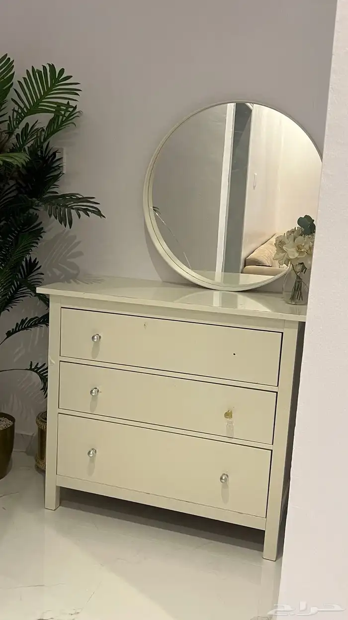 طاوله مع مرايه لمدخل او تسريحه 2