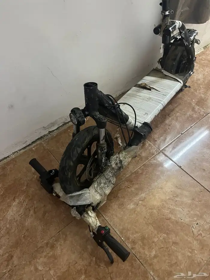 اسكوتر نظيف بطاريه نظيفه بس الدعسه خاربانه والدركسون مكسور 3