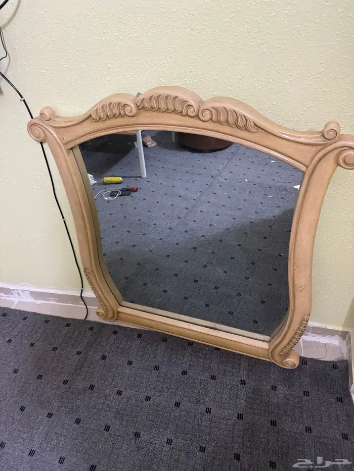 سرير حديد وفوقه مفرش خشب لزياده الراحه نضيف جدا ومرايه 0