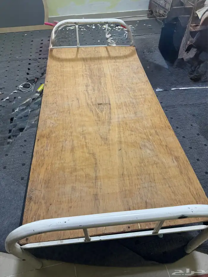 سرير حديد وفوقه مفرش خشب لزياده الراحه نضيف جدا ومرايه 2