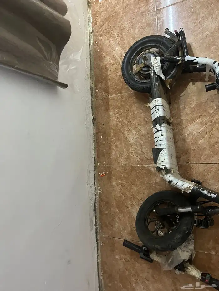 اسكوتر نظيف بطاريه نظيفه بس الدعسه خاربانه والدركسون مكسور 0