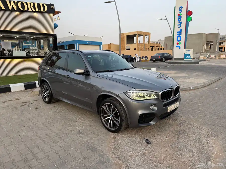 سيارة BMW X5 8