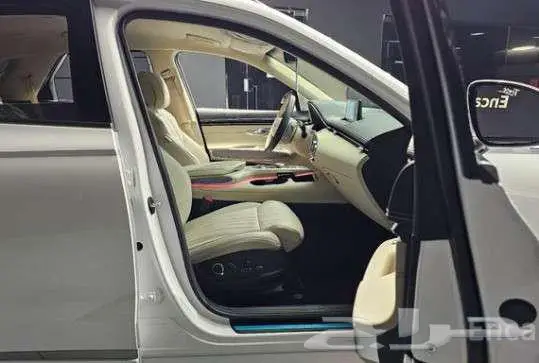 جينيسيس GV70 2023 15