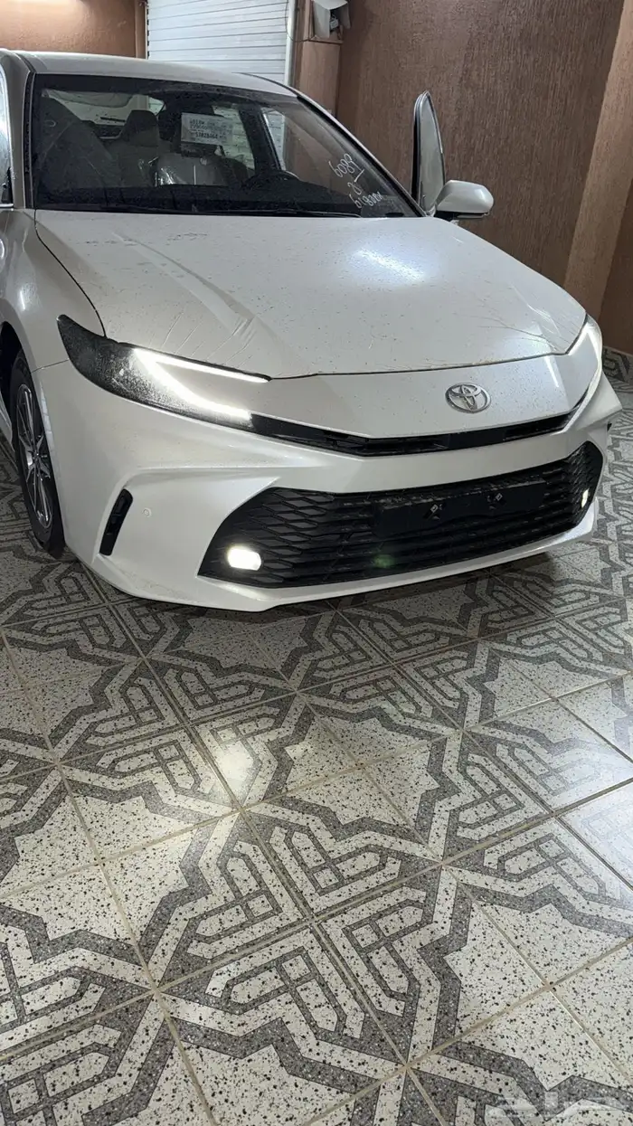 كامري 2025 ابيض ستاندر بنزين E 4
