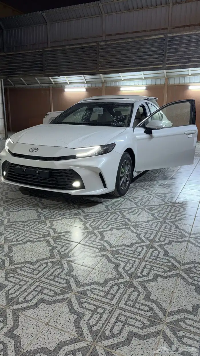 كامري 2025 ابيض ستاندر بنزين E 0