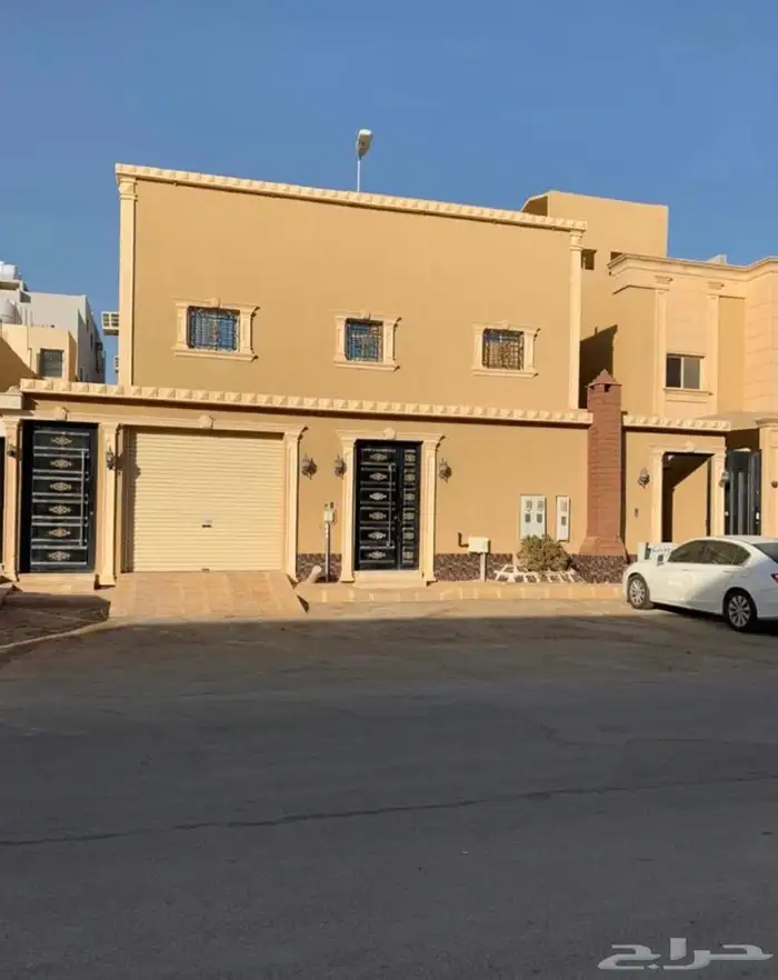 فيلا للبيع مع 3 شقق ظهرة لبن 0