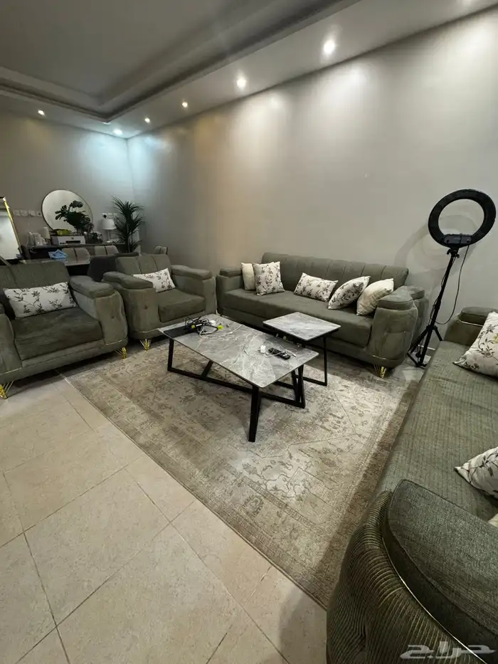 ب 2500 بكل شي حتى الطاولات 0