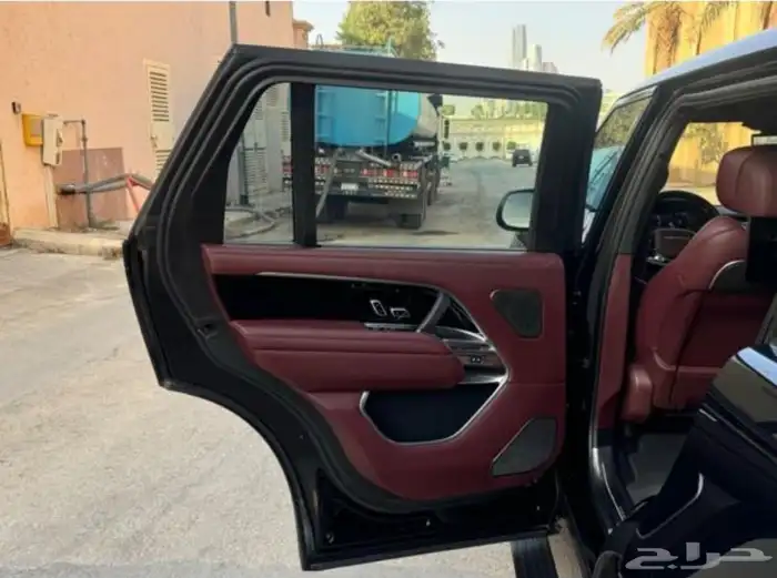 رنج روفر فوج اوتوبيوغرافي V8 2023 ناغي تحت الضمان والصيانه 15
