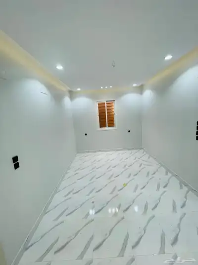 للبيع دور ارضي بحوش كبير مدخل سيارة في شمال الخميس 10