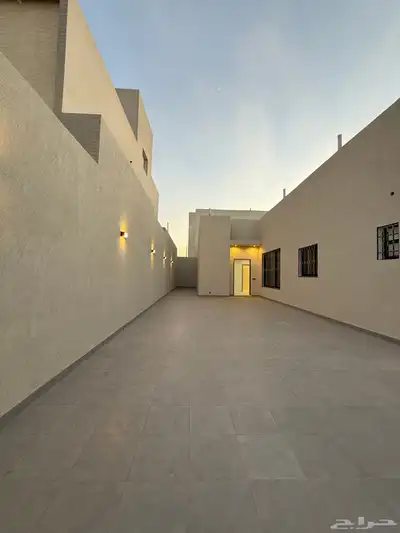 للبيع دور أرضي مساحة 500 الواجهة الشرقية على الكود السعودي 2
