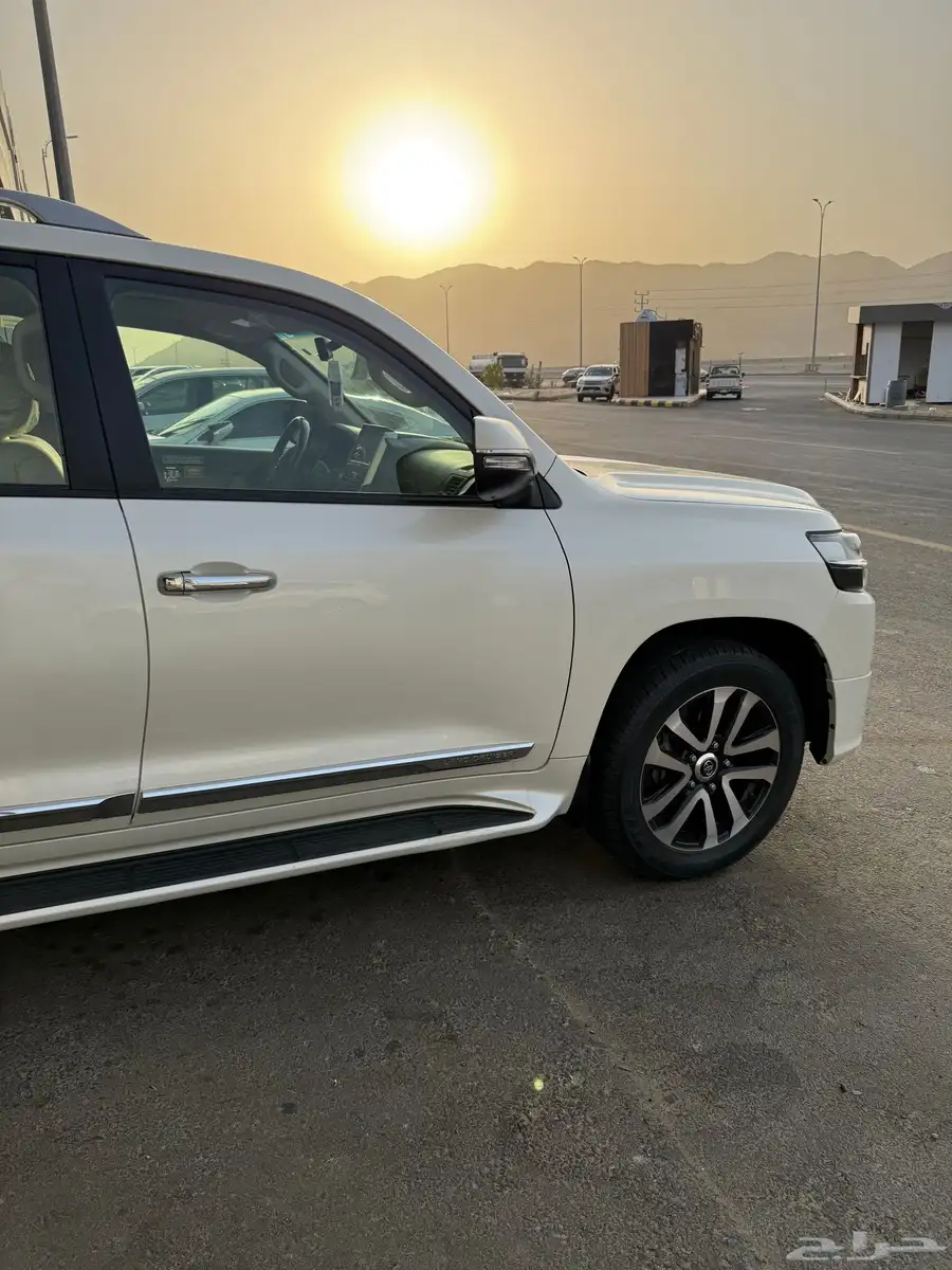 لاندكروزر تورينق الموديل 2019 3