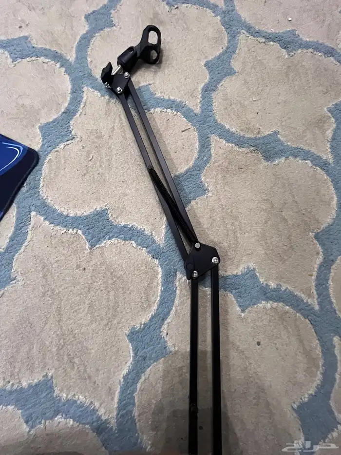 سلام عليكم   قاعدة مايك تتركب بقطعه فالطاوله 1