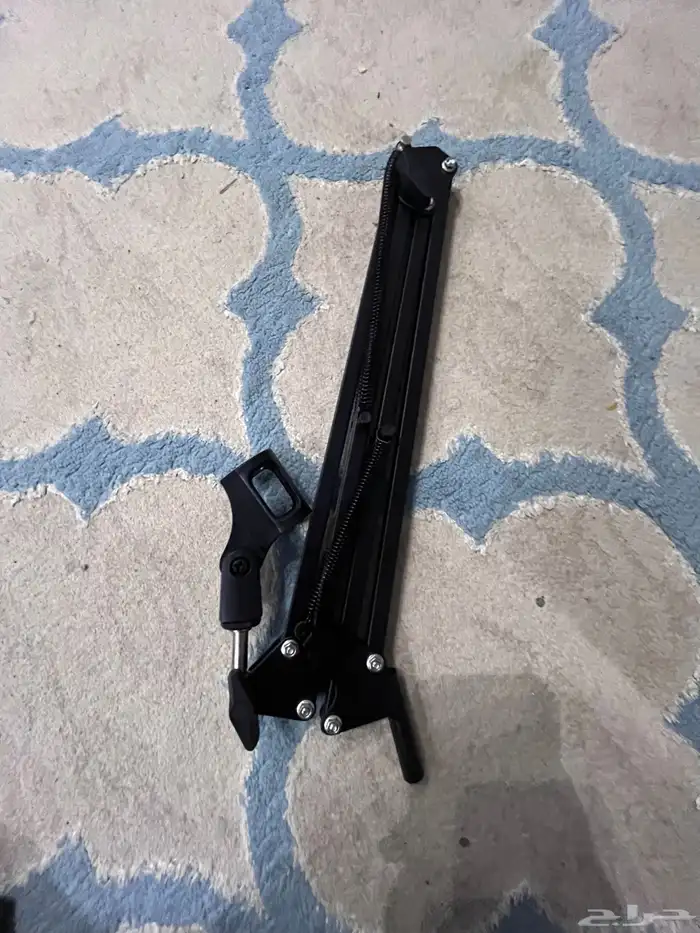 سلام عليكم   قاعدة مايك تتركب بقطعه فالطاوله 0