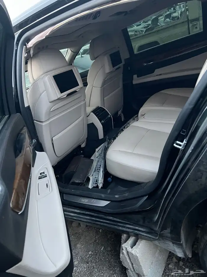 BMW 750 تشليح قطع غيار موديل 2010 4
