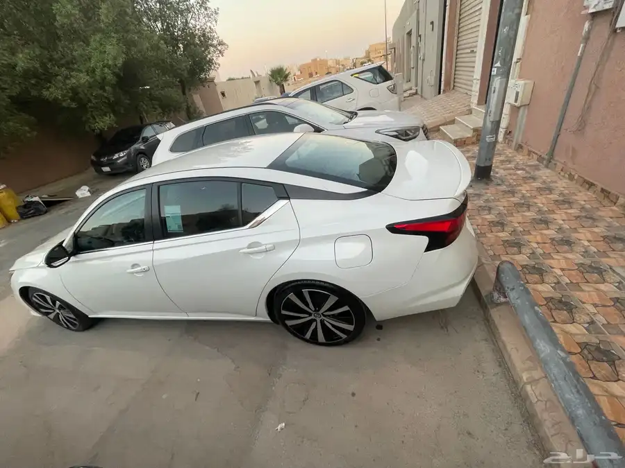 نيسان التيما رياضيه SR 10