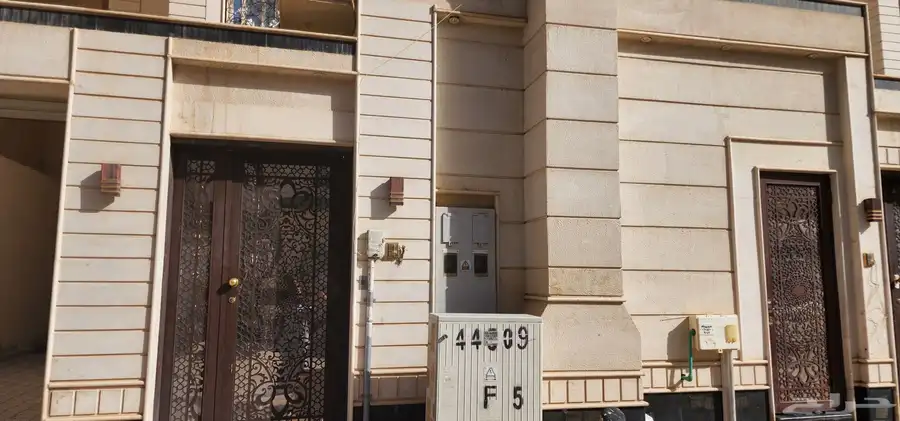 فيلا للإيجار السنوي في حي الرمال 17