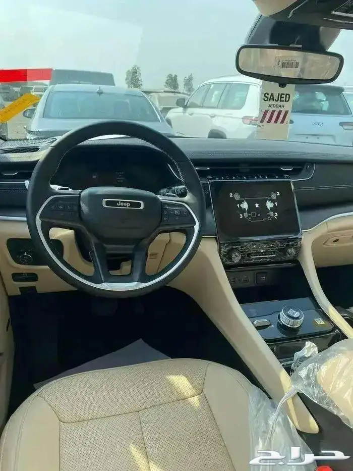 جيب جراند شيروكي ليمتد 7 راكب موديل 2023 لون ابيض وفضي 5