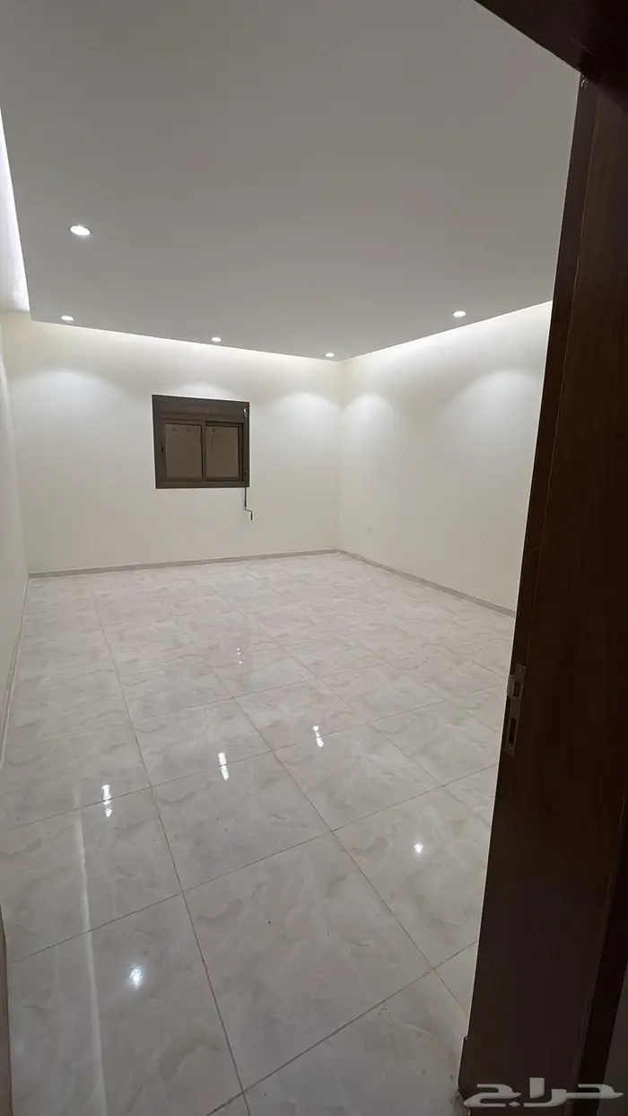 فلة بحي الفلاح للبيع على شارعين 17