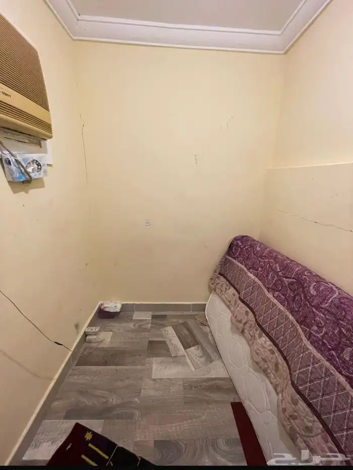 يوجد غرفه سائق للأجار مع حمام مشترك شامل الماء والكهرباء 0