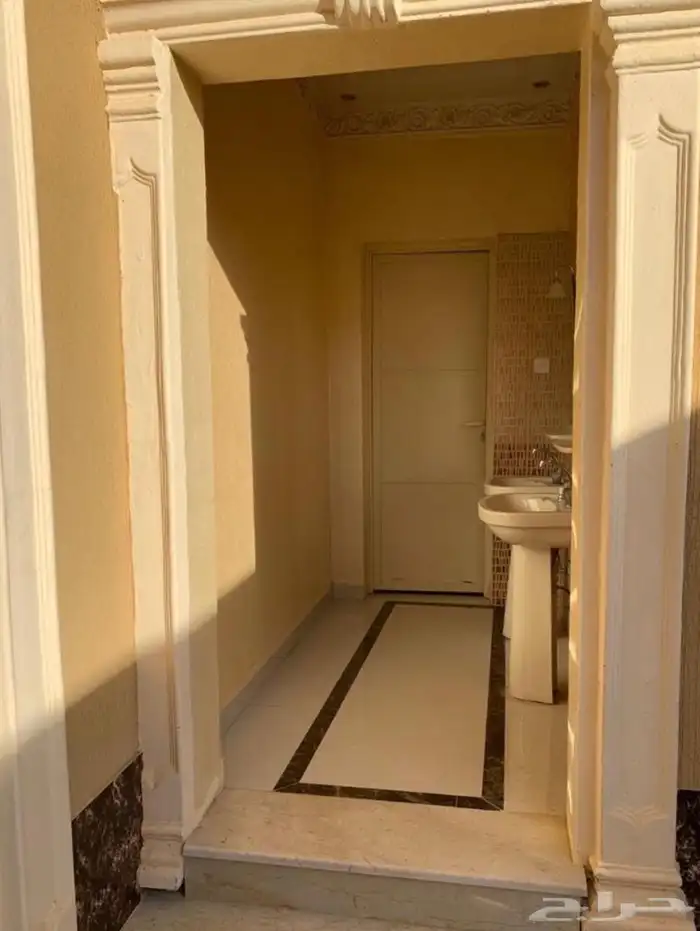فيلا للبيع مع 3 شقق ظهرة لبن 1