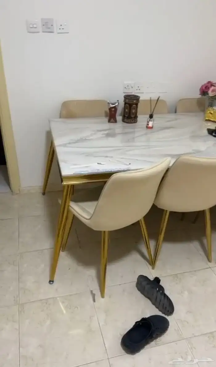 طاوله مع 6 كراسي 2