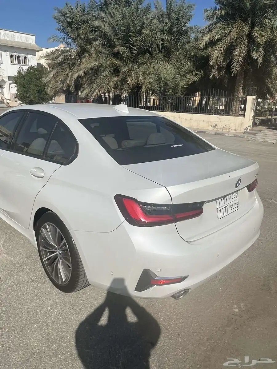 BMW 3 Series 320i الفئة الثالثة 4