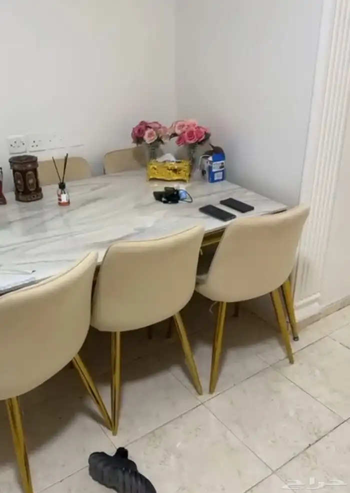 طاوله مع 6 كراسي 1