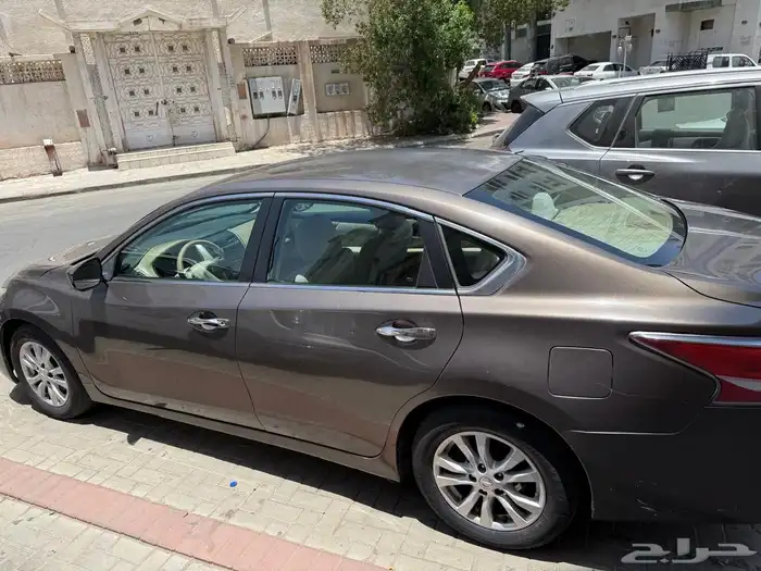 سيارة نيسان التيما 1