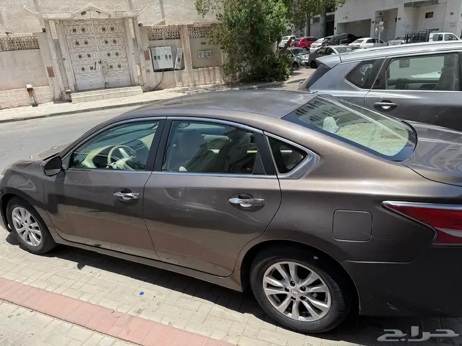 سيارة نيسان التيما 1