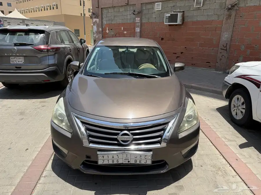 سيارة نيسان التيما 0
