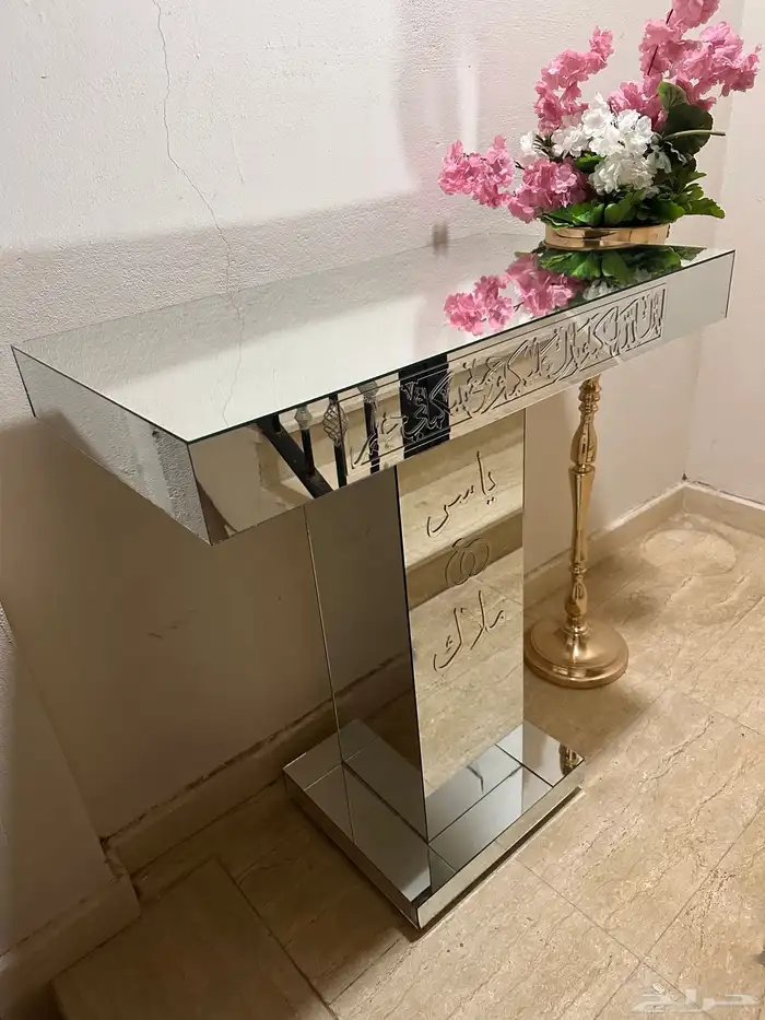 طاولة ملكه مع كنبه وجناح 1