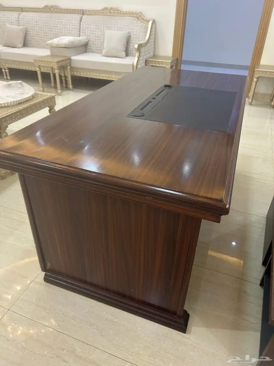 طاوله مكتب نظيفه للبيع مع طاولت 2 صغار 1
