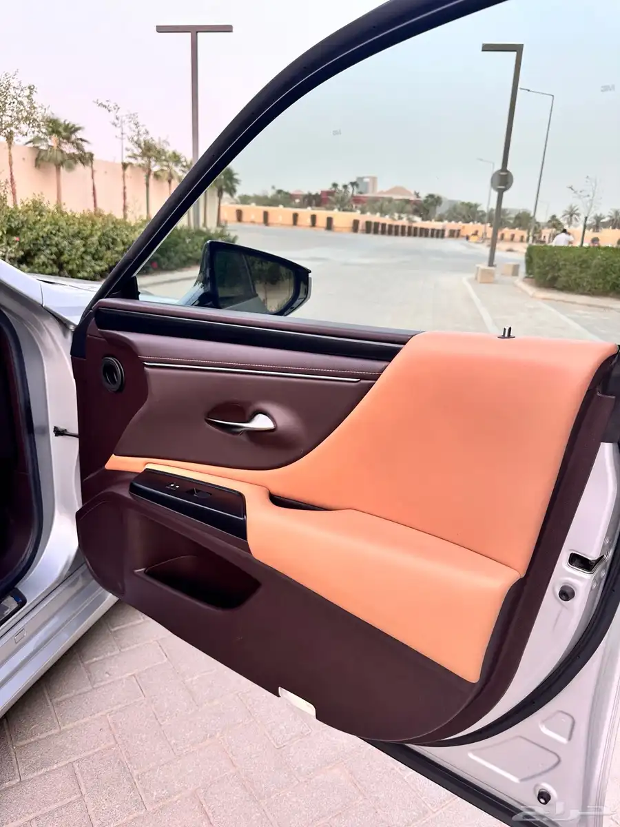 لكزس ( ES 350 ) 2020 ممشى 93 بحالة الوكالة 24