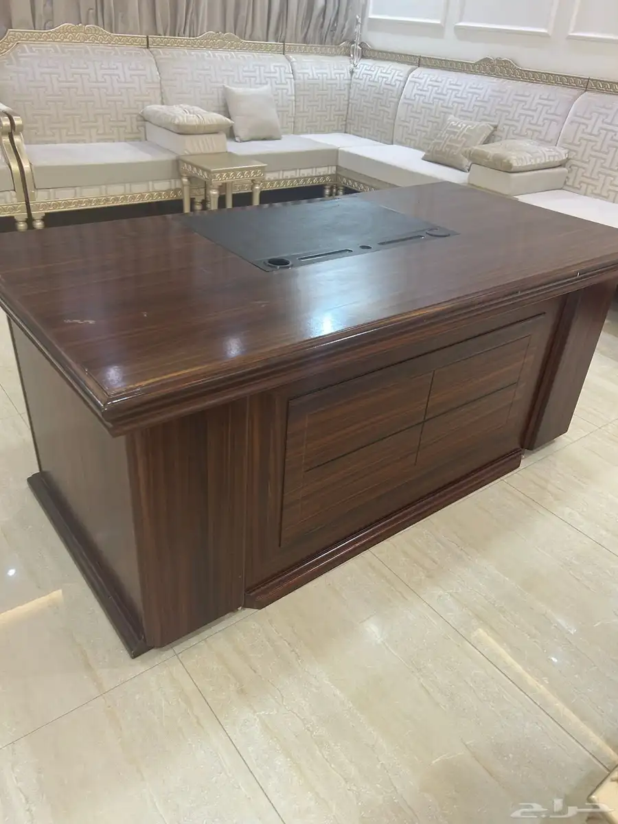 طاوله مكتب نظيفه للبيع مع طاولت 2 صغار 3