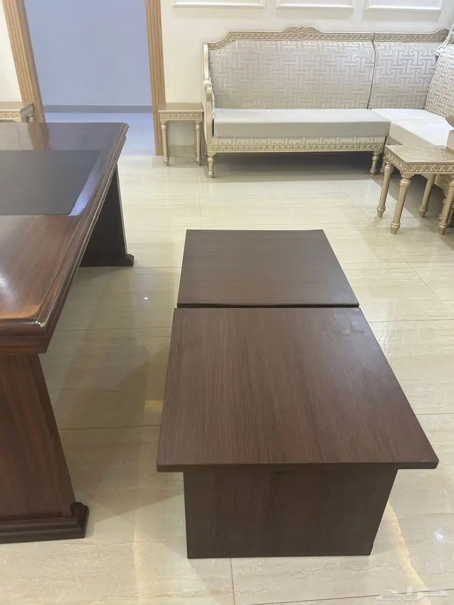 طاوله مكتب نظيفه للبيع مع طاولت 2 صغار 0