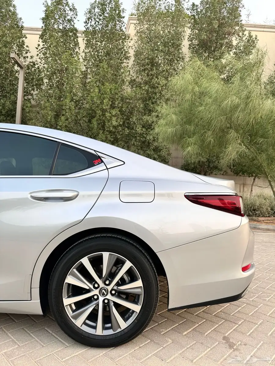 لكزس ( ES 350 ) 2020 ممشى 93 بحالة الوكالة 82