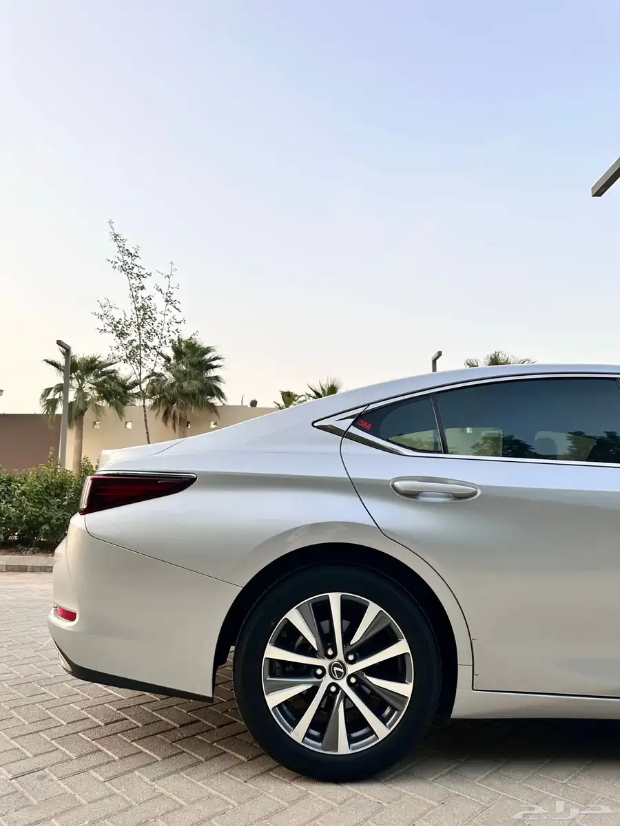لكزس ( ES 350 ) 2020 ممشى 93 بحالة الوكالة 80