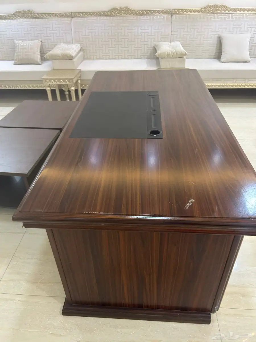 طاوله مكتب نظيفه للبيع مع طاولت 2 صغار 2