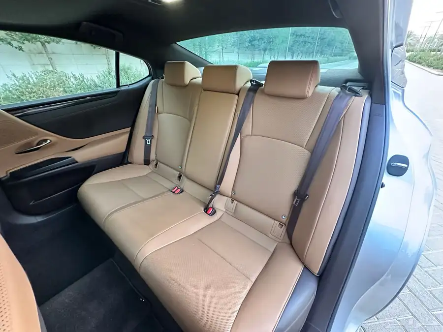 لكزس ( ES 350 ) 2020 ممشى 93 بحالة الوكالة 45