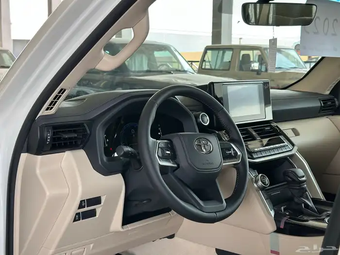 تويوتا لاندكروزر GXR L2 استاندر بريمي 2025 4