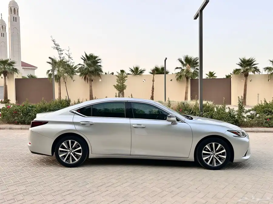 لكزس ( ES 350 ) 2020 ممشى 93 بحالة الوكالة 1