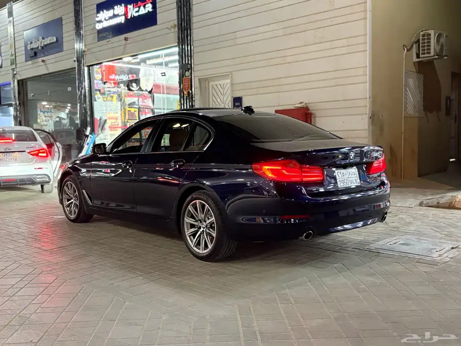 بي ام دبليو BMW 520i الفئه الخامسه 24