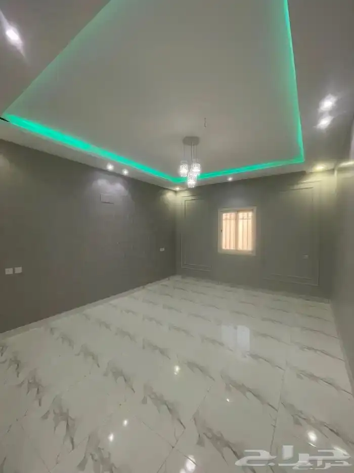 للبيع روف بملحق بحي النعمان قرب القاعدة الجوية بالخميس 29