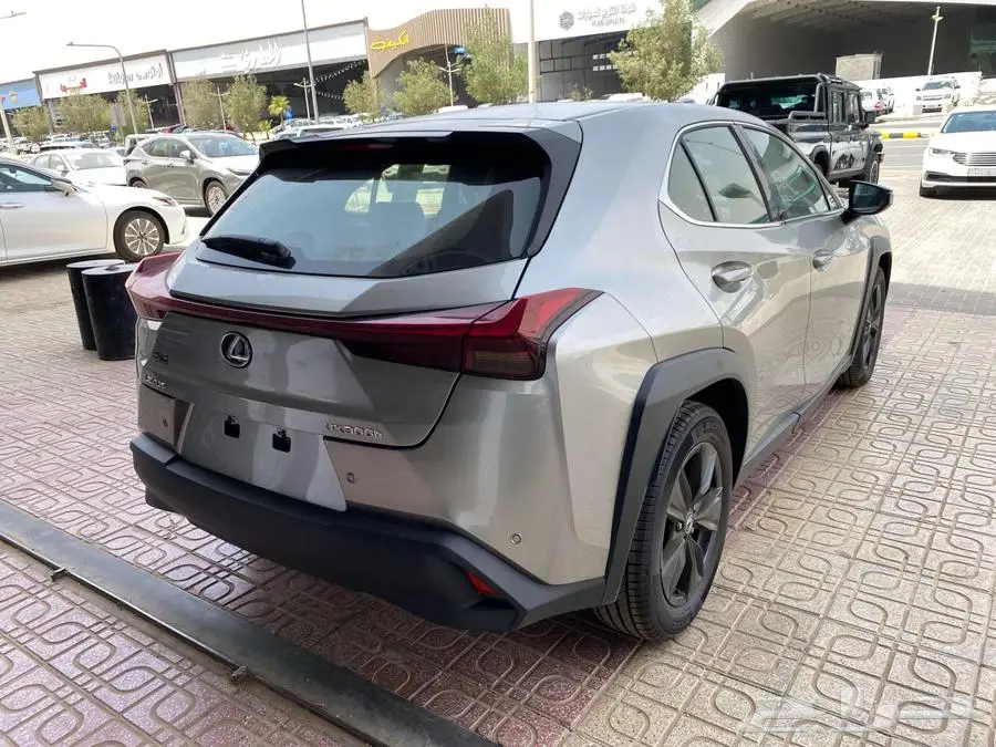 لكزس UX300 2024 تبتانيوم داخل جملي. 12