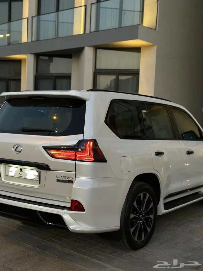 لكزس LX570 بلاك اديشن 2020 4